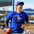 大谷翔平「オオタニモデル」グレーＴシャツで球場入り　MLB公式「再びMVP候補で後半戦へ」