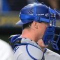 ドジャース　正捕手のスミスがヒヤリ　本塁クロスプレーで走者の足が顔面に　マスク＆イヤホンも吹っ飛ぶ