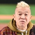 楽天　ウド鈴木が始球式で神対応！ノーバン投球後、プレート＆足場をマイブラシできれいに　スタンドから感嘆の声　ネットも「礼儀正しすぎる」