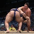霧島が高安をはたき込み、大関経験者対決を制し１敗をキープ「1番1番が大事」