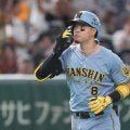 特大25号の裏で…佐藤輝明の“神対応”に感動　中継映像が捉えた光景「たまらん」「可愛かった」