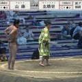 「さすがにすごすぎ」極細マッチョ力士の“一瞬の閃き”　館内がどよめいた妙技に驚きの声「あんな細身やのに」