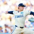 ドジャースファンの男性が痛恨ホームランボールを投げ返す　見事な素手キャッチからの豪快スロー