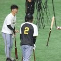 巨人・坂本と阪神２捕手が談笑　バット手に打撃論？身ぶり手ぶりで話し込む