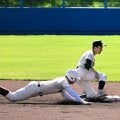 鋭い打球をグラブに収め、無心のダブルプレー　専大付の川口遊撃手