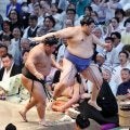 「あー！」名古屋場所観戦の９３歳ベテラン俳優が危機一髪　波乱の結び、土俵から転落の横綱大の里が目前に！？驚きの表情　ＳＮＳも「ヒヤッとした」