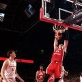 赤木剛憲かよ！ 日本の鬼神ホーキンソンの“豪快ゴリラダンク”にアリーナ熱狂「エグいの決まった！」「超胸熱」“サンロッカーズ・コンビ”で完璧連携の瞬間