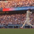 スタンドは即起立！大谷翔平、今季自己最長タイの“後半戦1号”に本拠地大興奮「完璧な一打だった！」「ドジャー・スタジアムが揺れている！」