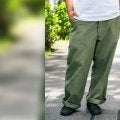 夏も人気絶好調な“カーキ”のパンツ。爽やかに取り入れた洒落た大人たち3名をスナップで