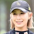 金田久美子、ノースリーブで自撮り３ショット公開　「かわいー吉本姉妹」