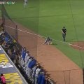 大谷翔平が“ひっそり拍手”で称賛したド軍ルーキーのハッスルプレー！ 先発の大ベテラン・カーショーも激賞…カメラが捉えた一部始終