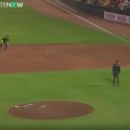 もうワケわからん！ 大谷翔平の足で“まさか展開”「速すぎ」バット破壊→とんでもないスピードで“爆速内野安打”