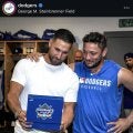 引退した守備の達人にドジャースがチャンピオンリング贈呈　大谷翔平らを交えた記念ショット公開