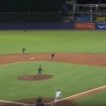 球場騒然！大谷翔平、右手一本で“想定外の打球”「スゴすぎる」相手野手のグラブを弾き飛ばす一撃「片手なのに速いw」