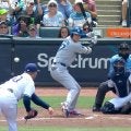 何を考えている？大谷翔平、爆速ヒットを放つも…塁上で見せたほんの一瞬の表情に注目