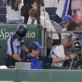 ＤｅＮＡ　三浦大輔監督に異例のシーン　スタンドの少年が熱心に声かけ→カメラマン席に入ってサイン　優しさにじんだ一幕