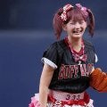 ド派手スカートで豪快足上げ…ピンク髪ツインテールで始球式　“443万人美女”に球場虜