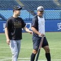 阪神　佐藤輝明が村上宗隆にバットを手渡す　セ・リーグを代表する左のスラッガーが笑顔で談笑
