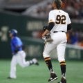 巨人　マルティネスがまさか…九回に同点ソロを被弾　阿部監督がベンチで膝に手をつく　東京ドームが騒然