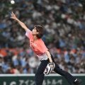 ひるおび出演のＴＢＳアナが始球式　世界陸上日本代表ユニホーム姿で登板　長い手足をいっぱいに伸ばして投球