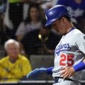 ドジャースにアクシデント発生　エドマンが緊急交代…ベース踏んだ際に苦悶、不安の右足首か