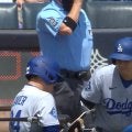 大谷翔平がド軍・名物バットボーイにとった“行動”…ヘレラさんを右手で「ポン」 “感謝の気持ち”滲んだ一幕