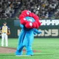 ミャクミャク史上初の始球式