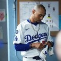 不振のベッツ、試合後15分で帰宅　下を向き球場を後に…本拠地ファンが大声援も4-0