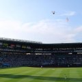 夏の甲子園　始球式のボールがヘリコプターに戻るハプニング　強風の影響と大会本部が発表　スタンドから「もう一回」コールの中、３分後に再投下