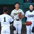 夏の甲子園　始球式で横浜隼人ユニにファンざわつく　帽子のデザインが甲子園本拠地の球団「めっちゃ阪神」１６年ぶり聖地へ