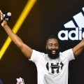 クリッパーズのジェームズ・ハーデンが訪中…自身の姿がデザインされたコートも新設される