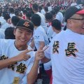 【甲子園】創成館の名物校長が「勝負服」で最前列に陣取り応援　背中に大きく「校長」とプリント