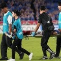 サッカーを滅ぼす｢プレー中断｣を減らすべし(1)戦場に記者を送らない｢日本の報道機関｣と同じサッカー界、ケガをする恐れのある選手に対する｢本当の優しさ｣とは