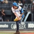 【日本ハム】ピーヒャラ…あの曲に乗りファーストピッチ登場、田宮捕手とバッテリーを組んだのは