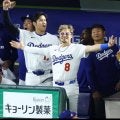 ドジャース・キケ長女がハローキティらと対面　名残惜しそうな姿が可愛すぎる♥投げキッス→ハイタッチ→バイバイ　優しく見守るパパ