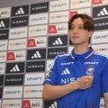 横浜 角田涼太朗が会見 背番号22