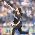 元野球少女の奥山かずさが始球式「マリーンズのファンで気持ちが高ぶりすぎてしまって」ノーバンならず苦笑い