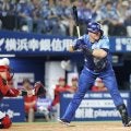 【DeNA】球場騒然、復帰したばかりのオースティンが左ももに死球　代走送られベンチ裏に下がる