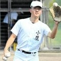 応援、捕手、グラブ修理　「三刀流」で支える日大山形の小鷹祐貴さん