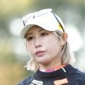 35歳金田久美子“同い年”フェラーリと２ショット披露…白ミニスカ姿で赤い高級車に寄りかかる