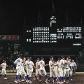 甲子園史上最遅１９時４９分開始→２２時４６分決着　初出場綾羽が延長十回死闘で聖地初白星