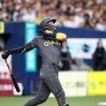 阪神・佐藤輝　セパ最速３０号「一つの目標だったので、うれしい」　チーム日本選手で掛布以来４３年ぶり　
