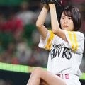 白ミニスカで豪快足上げ…博多美女の91キロが「ダイナミック」　“ガチ投球”にX騒然