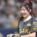 濃紺ミニスカで大胆足上げ「透明感いっぱい」　大暴投も…人気アイドルが「可愛い」