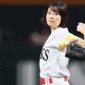 福岡のショートボブ美女が「勝利の女神になれましたね」豪快フォームで“驚愕”の球速披露「マジ100キロ投球を目指さない？」