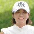 「かわいーー！」引退の美女アスリート、最新海辺ショットに反響　雰囲気激変、蛍光色のド派手ウエアで満喫姿に「めちゃめちゃかわいい♥」「また髪切った」