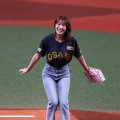 「ため息が出るスタイルの良さ」デニム姿で降臨の超絶美女にドーム騒然　悲願のノーバンならずも笑顔で魅了「脚長すぎる」「ほんと綺麗」