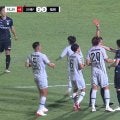 「カードは妥当」川崎DF、相手を引っ張り倒す痛恨の判断ミスで2枚目イエロー！前半だけでまさかの2人退場にファン「軽率だった」「つい出ちゃったんだろうな」意見様々