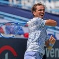  酷暑に悶絶 試合中に冷蔵庫へ 