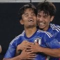 リーズの新サードユニを着こなす日本代表MF田中碧の“金ネックレス＆ブレスレッド姿”が話題！｢新鮮すぎる！｣｢じゃらじゃらイケイケくるくる碧くん｣の声
